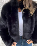 MIONA – Flauschige Jacke mit hohem Kragen und Reißverschluss