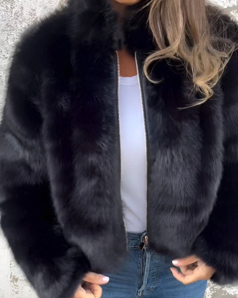 MIONA – Flauschige Jacke mit hohem Kragen und Reißverschluss