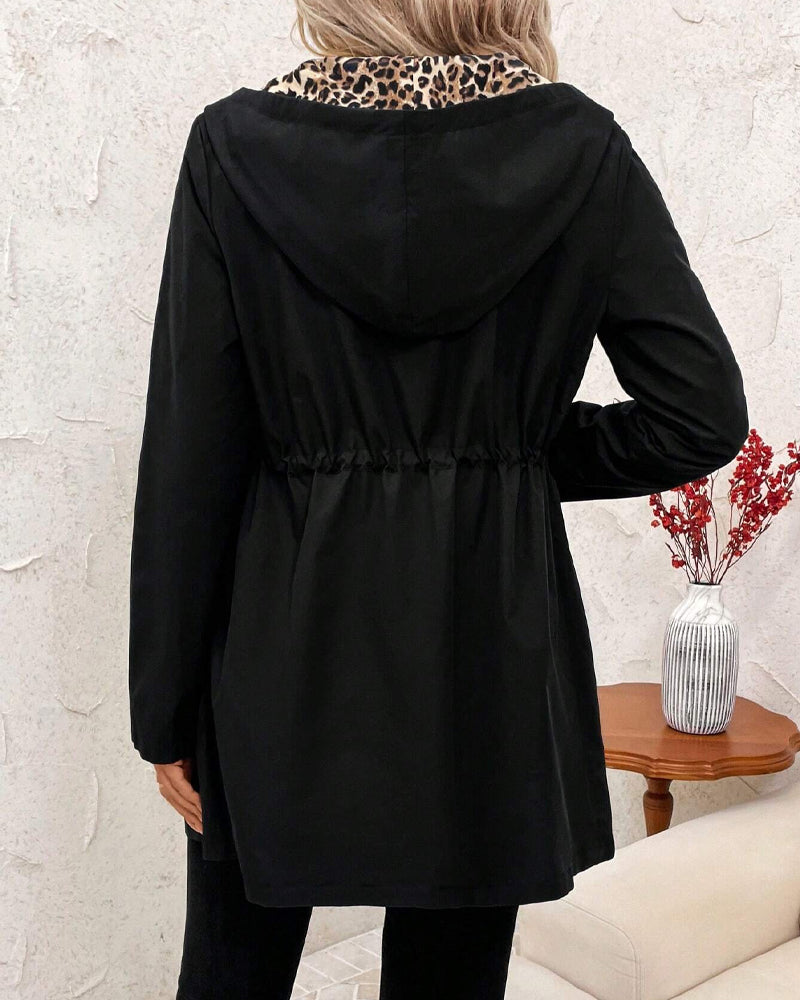 Maryam – Wendbarer Mantel mit Kapuze und Leopardenmuster